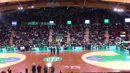 Déploiement du tifo par les Ultras Green.