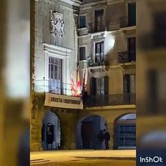 Los CDR de Vic queman la bandera española del ayuntamiento