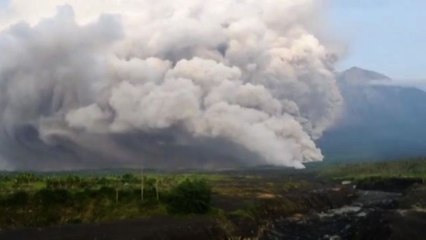 Indonesia, la spettacolare eruzione del vulcano Semeru