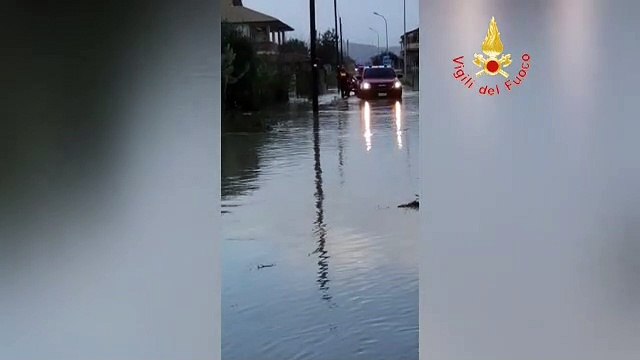 Cutro, esonda il fiume Tacina: famiglie salvate coi gommoni