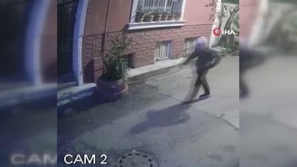 Fatih'te kapkaç anı kameraya böyle yansıdı