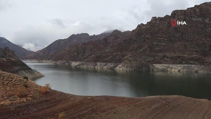 Vatandaşlar, Ayvalı Barajı'nda balık tutarak stres atıyorlar
