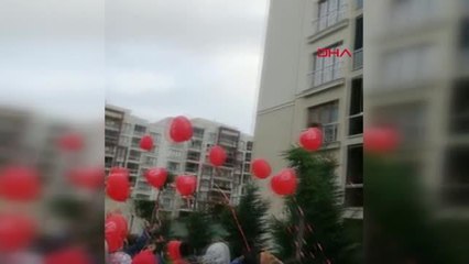 ÖĞRENCİLERDEN YOĞUN BAKIMDAN ÇIKAN ÖĞRETMENLERİNE BALONLU SÜRPRİZ
