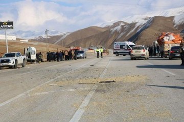 TAZİYEYE GİDENLERİN MİNİBÜSÜ İLE KAMYON ÇARPIŞTI 2'Sİ ÇOCUK 10 YARALI