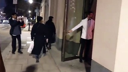 Çevreci aktivistler Londra'daki Nusr-et restoranını bastı: "Altın kaplamalı bifteğe ihtiyacımız yok"