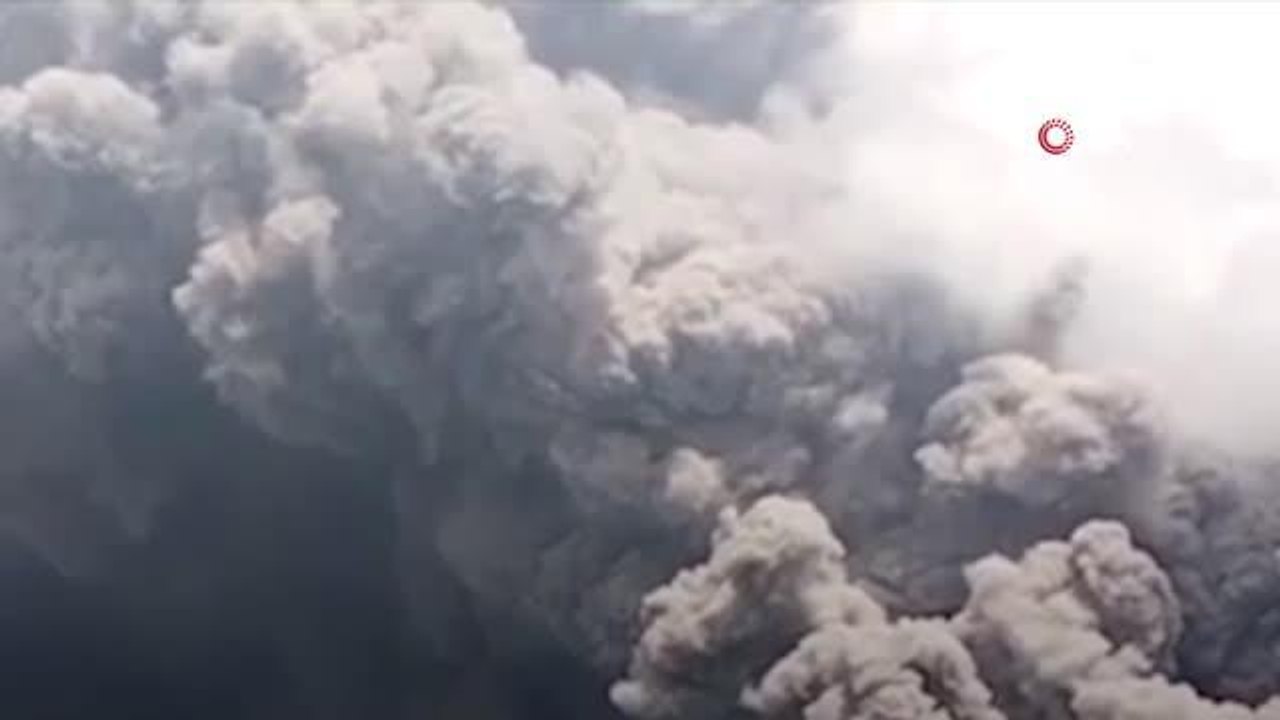 Endonezya'daki Semeru Yanardağı yeniden harekete geçtiBölge halkı tahliye edildi