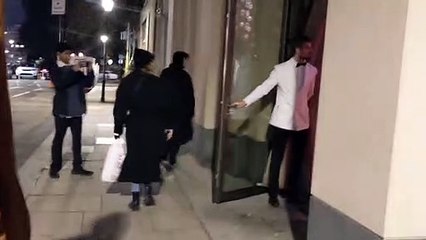 Aktivistler Nusret’in Londra’daki restoranını bastı: Yaka paça atıldılar