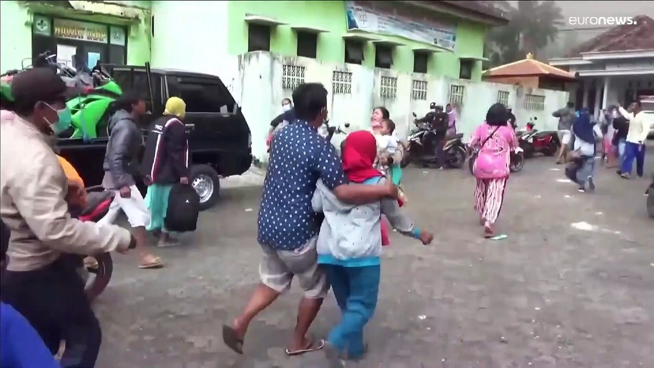 In mehr als 3600 Metern Höhe: Vulkan Semeru spuckt glühende Lava