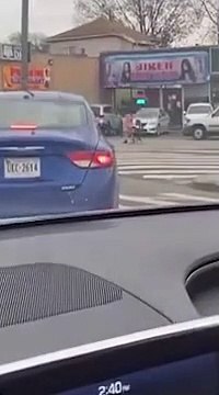 Il arrache sa voiture du camion de la fourrière en route