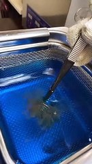 Nettoyage d'une bague dans un bac à ultrason... tellement satisfaisant