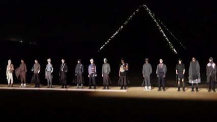 Sfilata ai piedi delle Piramidi per la collezione uomo di Dior