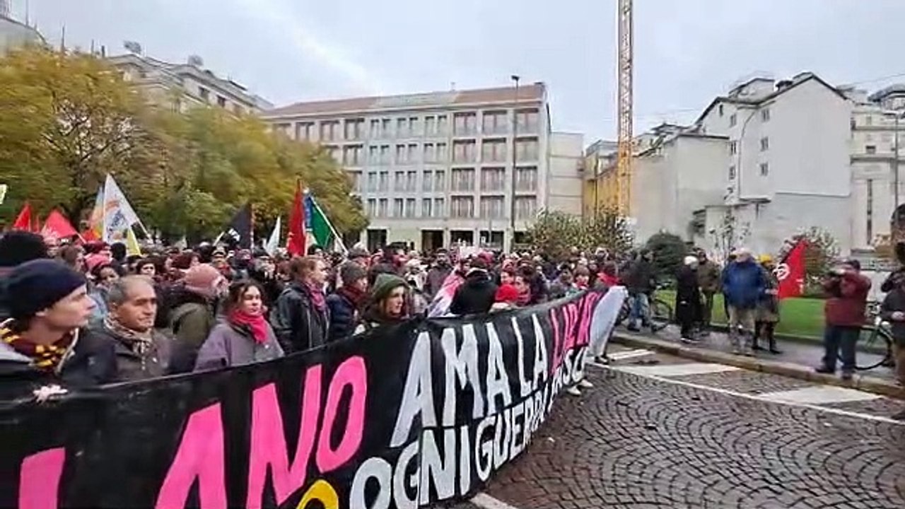 Milano, corteo antifascista in piazza Fontana contro l'estrema destra