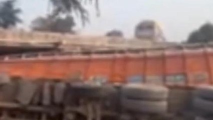 दमोह:आलू से भरा ट्रक सीधे पुल से नीचे गिरा,देखें बड़ा हादसा