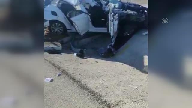 Otomobille kamyonetin çarpıştığı kazada 1 kişi öldü, 4 kişi yaralandı