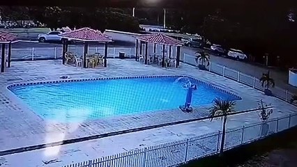 Mulher perde controle e joga carro dentro de piscina de hotel