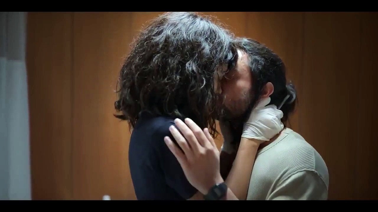 Murat Boz Tuba Büyüküstün çıplak sahilde sevişme sahnesi