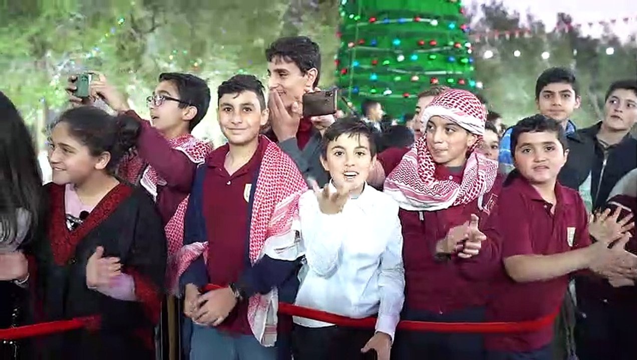 ولي العهد يشارك أبناء الطوائف المسيحية بإضاءة شجرة عيد الميلاد بالكرك