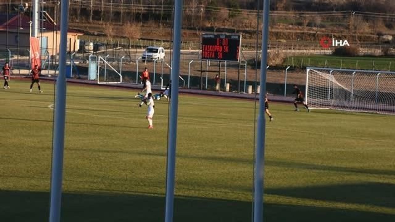 Rakibi ile çarpışan kalecinin elmacık kemiği kırıldı