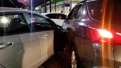 Veículos se envolvem em batida na Rua Paraná, no Centro