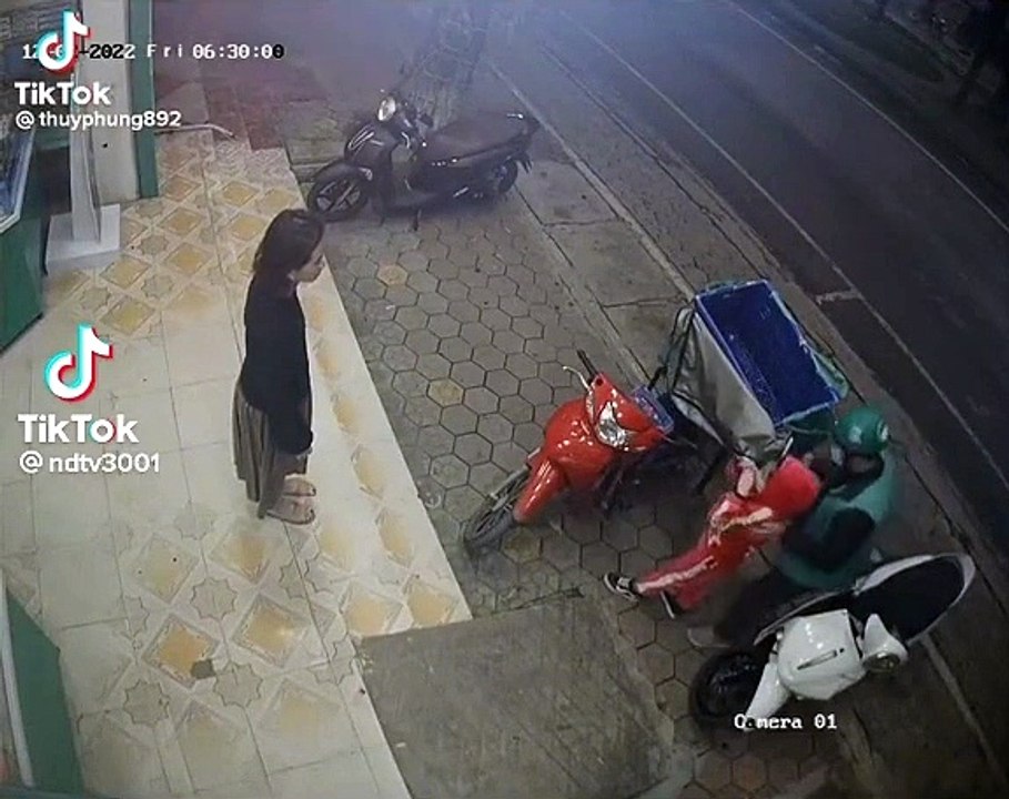 Con về nhà cô giáo vì bố bận giao hàng về muộn, ngồi vào sọt hàng tránh rét khi được đón