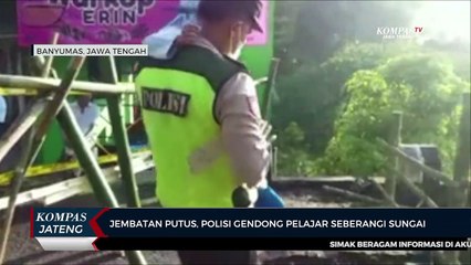 Jembatan Putus, Polisi Gendong Pelajar Seberangi Sungai