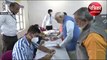 गुजरात चुनावः आम लोगों की तरह लाइन में लगकर वोट देने पहुंचे PM मोदी, देंखे Video