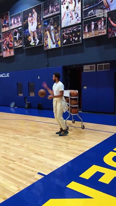 Steph Curry inscrit cinq paniers de suite du bout du terrain mais... c'est du fake !