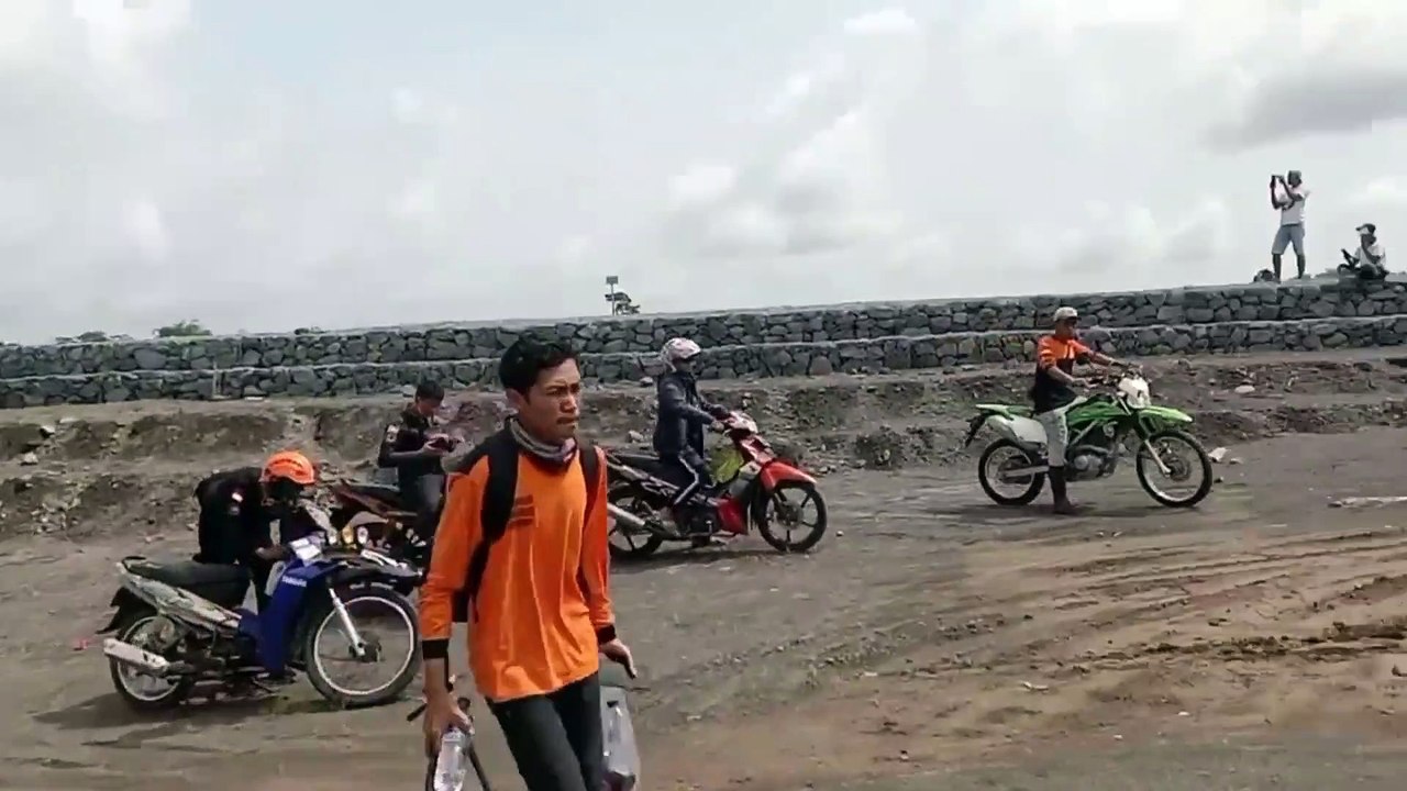 Detik2 Gunung Semeru luncurkan abu panas yg mengancam keselamatan warga...laporan dari lokasi oleh netizen lokal...