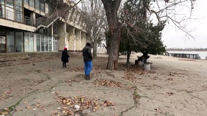 Bandeira ucraniana hasteada na margem oriental do rio Dnipro