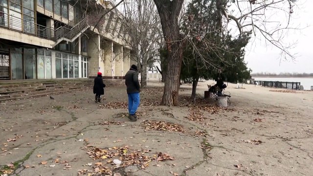 Bandeira ucraniana hasteada na margem oriental do rio Dnipro