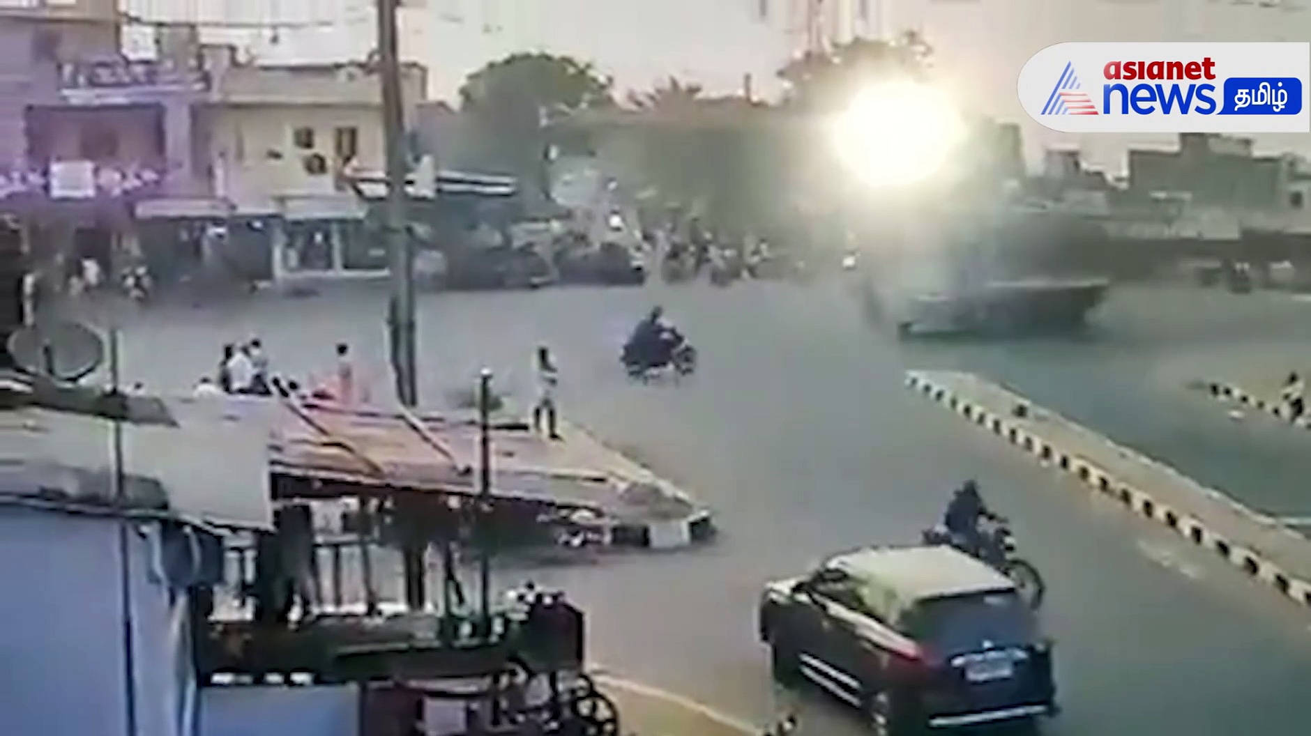 Watch : மத்தியபிரதேசத்தில் லாரி மோதிய கோர விபத்து! - 6 பேர் பலி!
