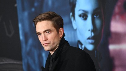 Robert Pattinson fait sa première apparition sur tapis rouge avec Suki Waterhouse après quatre ans de relation