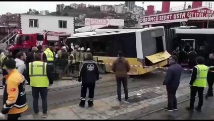İETT otobüsü ile tramvay çarpıştı: Yaralılar var