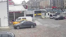 Alibeyköy'de İETT otobüsü ile tramvayın çarpıştığı kaza kamerada