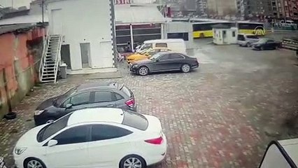 Descargar video: Tramvay'ın İETT otobüsüne çarpma anı kamerada