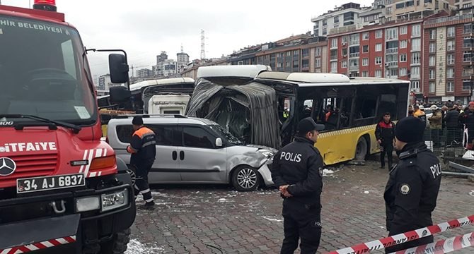Alibeyköy'de tramvay ile İETT otobüsü çarpıştı