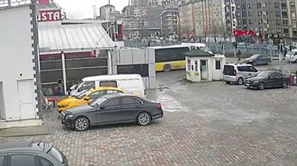 İstanbul'da tramvay ile otobüs çarpıştı: Çok sayıda yaralı var