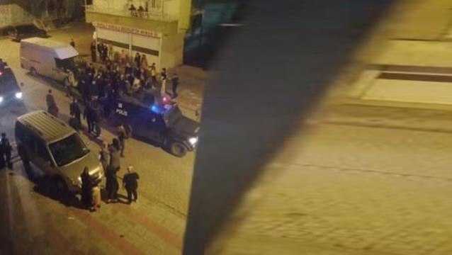 Kız çocuğuna taciz iddiası mahalleliyi sokağa döktü! Şahsı, linç girişiminden polis ekipleri kurtardı