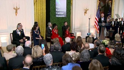 Joe Biden recupera la tradición de asistir a los premios del Kennedy Center