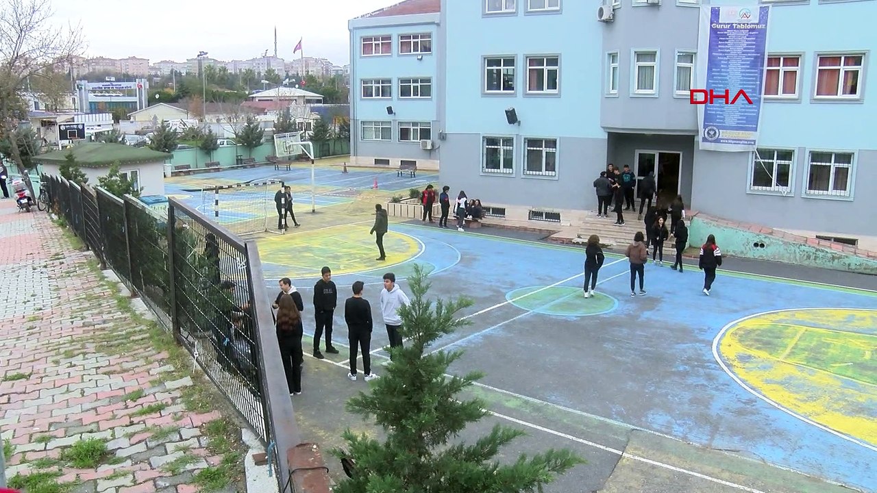 Okul bahçesi çöktü!