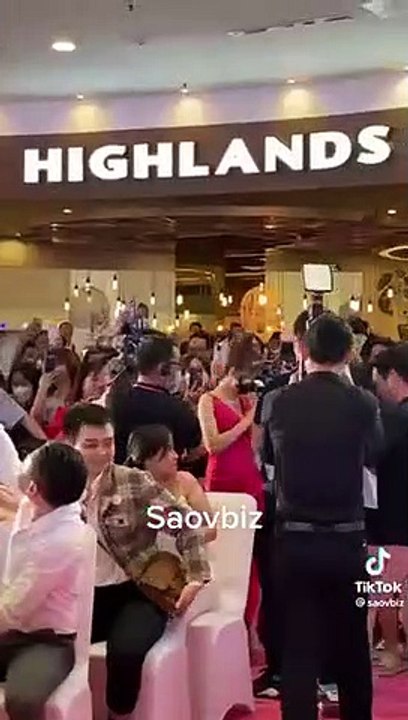 Hoà Minzy đi diễn không quên tranh thủ kêu gọi khán giả xem livestream