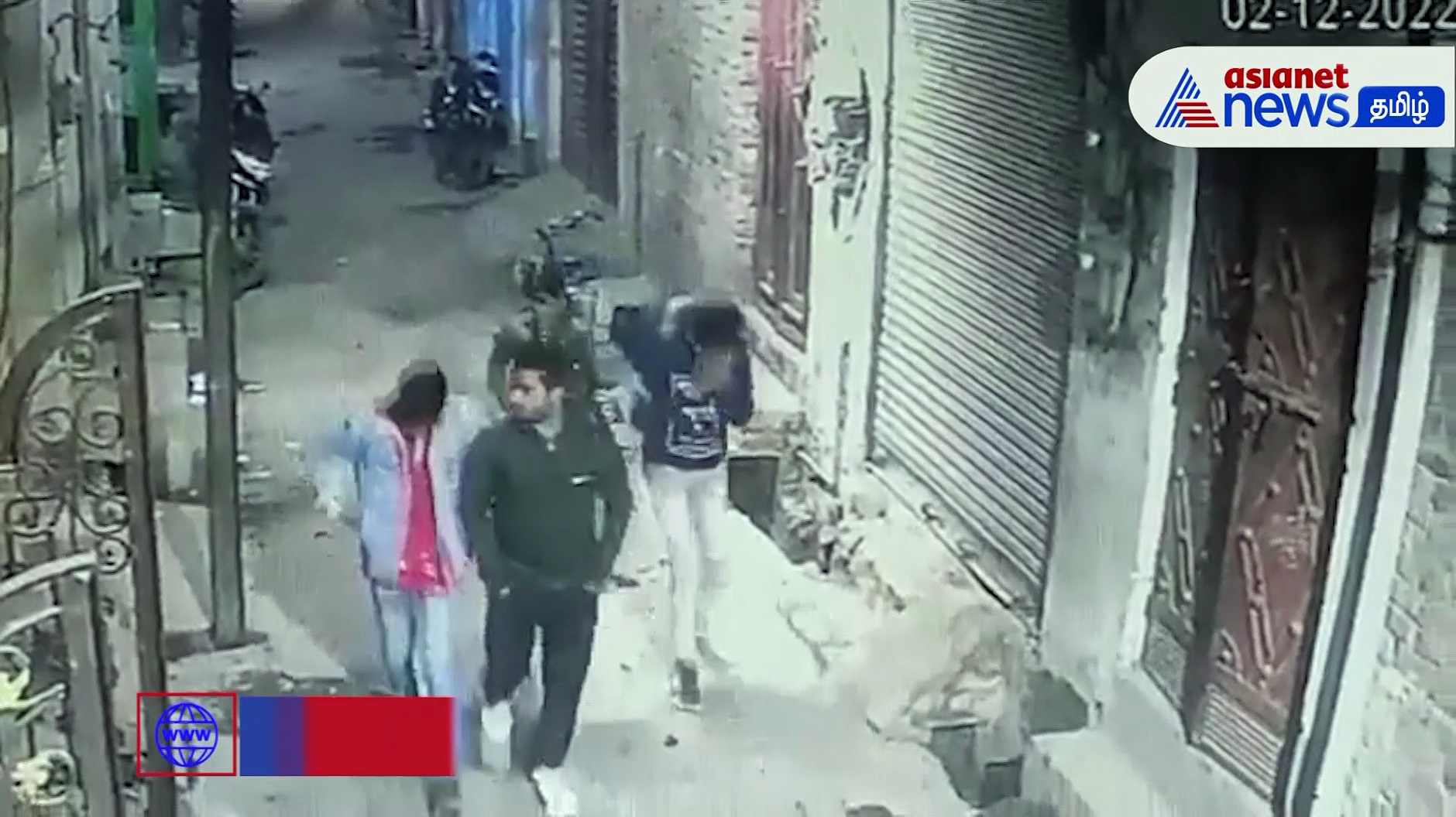 Watch : மீரட்டில் நடந்து சென்றுகொண்டிருந்த இளைஞருக்கு மாரடைப்பு! - சம்பவ இடத்திலேயே பலி!