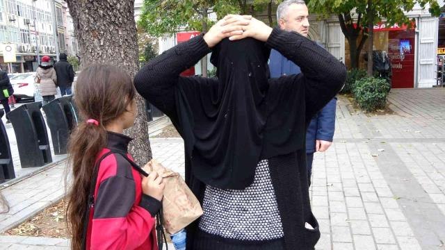 İstanbul'da çöpten yemek yeme numarası yapan dilenciler yakalandı