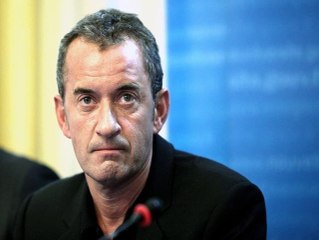 “Il est en train de danser, à faire le gugusse ”, Christophe Dechavanne se fait démolir par un célèbre animateur !