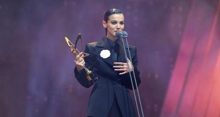 Sözleri kadar kıyafeti de olay yarattı! Pınar Deniz, tarzıyla Müslüm Gürses'e benzetildi