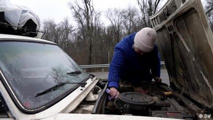 Video herunterladen: Ukraine: civilians flee Russian-occupied territory