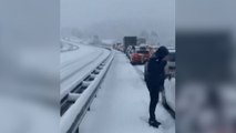 Lozère : les images des automobilistes piégés par la neige sur l’A75