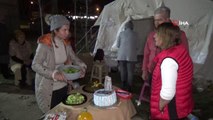 Çadır kentte sürpriz doğum günü kutlaması...22'nci yaşına çadırda girdi