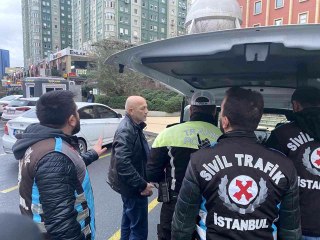 Ataşehir'de ceza yiyen servis şoföründen gazetecilere hakaret: "Soytarı gibi almışlar ellerine kamerayı"