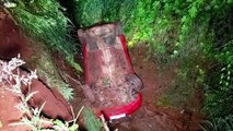 Incrível: Veículo com cinco pessoas capota e cai em buraco na BR-277